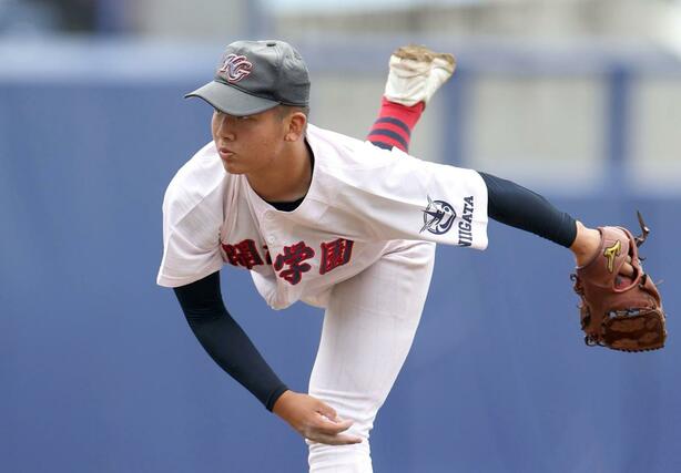 新潟－開志学園　５安打完封した開志学園の主戦亀山心太＝エコスタ