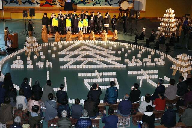 合唱を披露する山古志小、中の児童生徒ら=長岡市の山古志体育館
