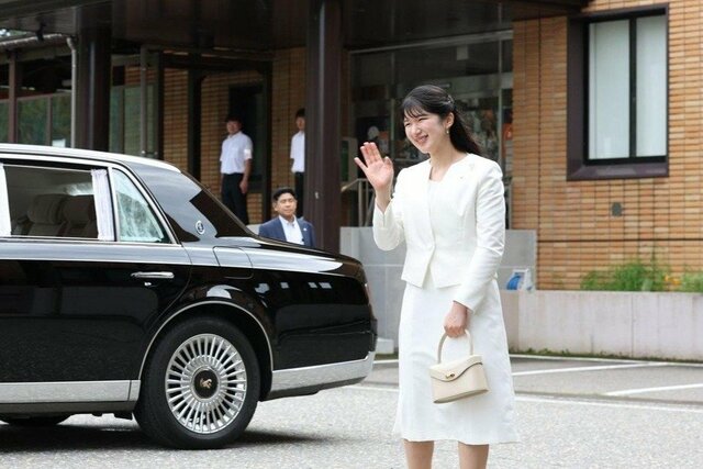長岡市役所山古志地区に到着され、集まった市民らに手を振られる愛子さま=8日、長岡市