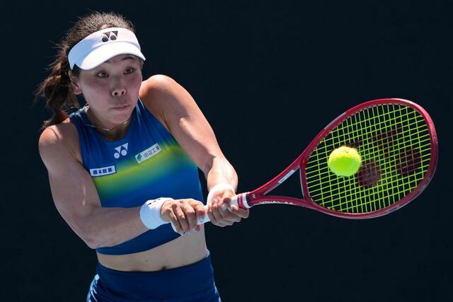 女子シングルス１回戦でプレーする坂詰姫野＝メルボルン（ＡＰ＝共同）