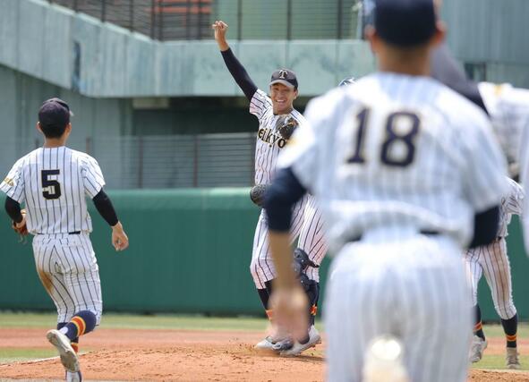 帝京長岡が初優勝を決め、マウンドでガッツポーズの茨木＝富山市民球場