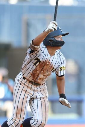 帝京長岡－新潟明訓　９回帝京長岡１死二、三塁、新井一平の適時打で５－４としサヨナラ勝利＝エコスタ