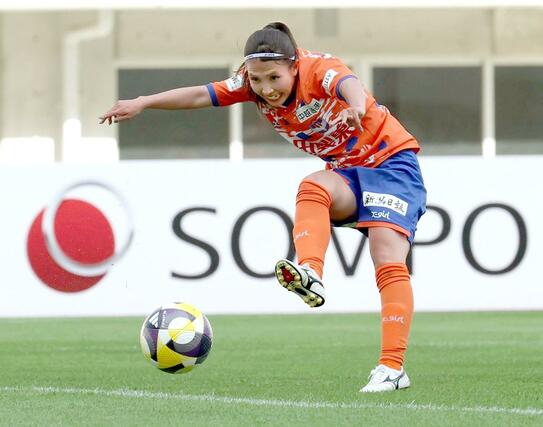 新潟Ｌーちふれ埼玉　後半２６分、ＦＷ滝川結女がシュートを決めて２－０＝ビッグスワン