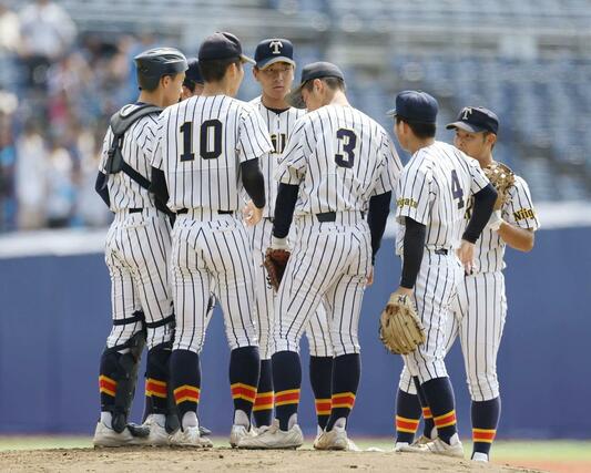 帝京長岡-新潟産大付 2回表ピンチでマウンドに集まる帝京長岡ナイン