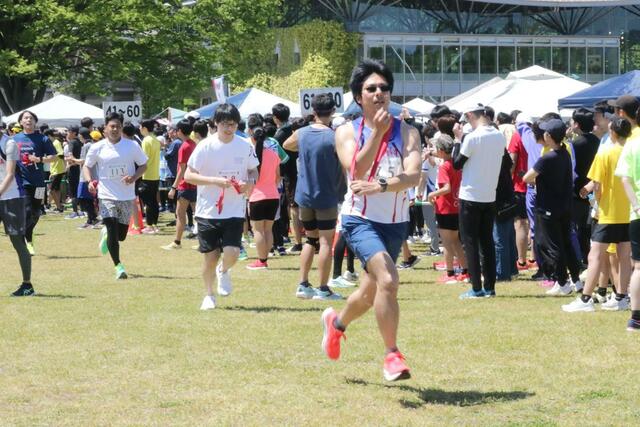 仲間と協力してたすきをつないだリレーマラソン大会=10日、長岡市宮本東方町