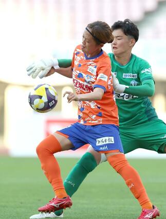 前半、相手ＧＫと競り合うＦＷ新堀華波＝ビッグスワン