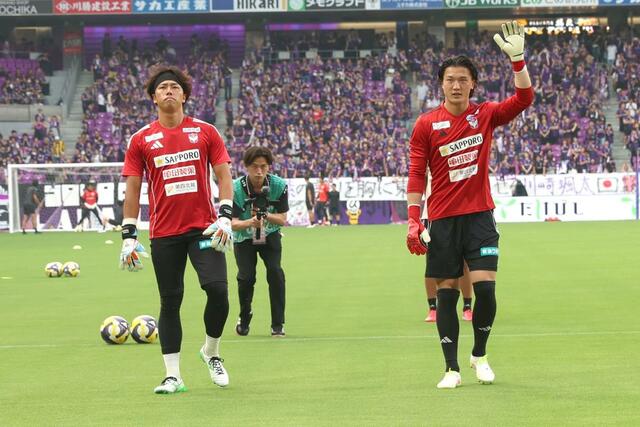 サポーターの声援に応えるＧＫ藤田和輝（右）とＧＫ田代琉我＝サンガＳ