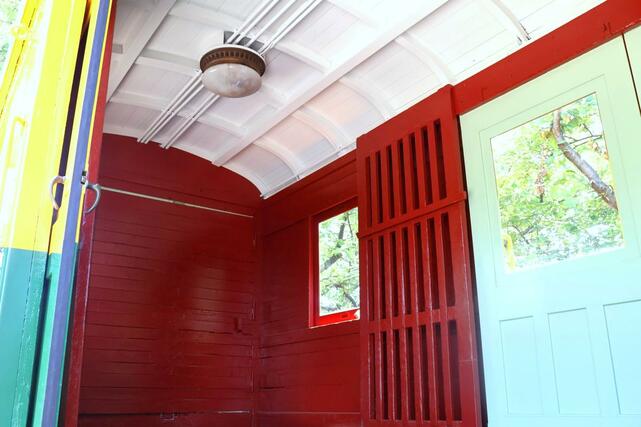 色鮮やかに塗り替えられた電動貨車「モワ５１形」の車内＝新潟市南区月潟