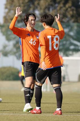 ＭＦ笠井佳祐が決めて３－０。アシストのＦＷ若月大和と喜ぶ＝宮崎県都城市