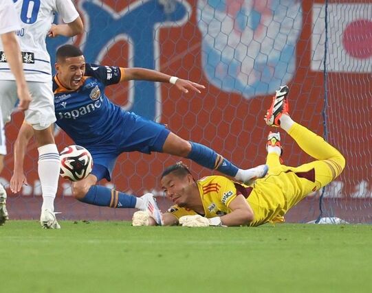 前半、GK阿部航斗(21)がゴールを死守する=トランスコスモススタジアム長崎