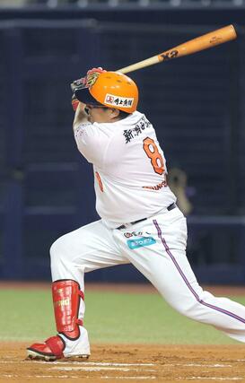 ６回、勝ち越しの適時二塁打を放つオイシックスの松山竜平＝エコスタ（写真映像部・大須賀悠）