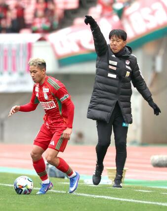 後半、選手に指示を出す船越優蔵監督＝７日、デンカビッグスワンスタジアム