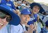 米ロサンゼルスで野球観戦を楽しむ(左から)関哉直人さん、北三郎さん(仮名)、長瀬修さん=6月(支援者提供)