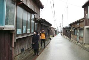 「空き家図書館」の会場。本田杉子さん(左)が活用を模索している=佐渡市相川中京町