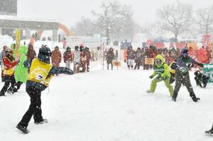 雪上の熱い戦いが繰り広げられた「魚沼国際雪合戦大会」＝魚沼市干溝