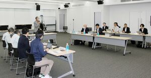 太陽光発電の導入状況などが報告された佐渡市脱炭素推進会議=市役所
