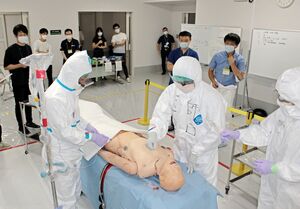 除染などの被ばく医療の訓練を行う医療関係者ら=9月21日、新潟市中央区旭町通1
