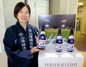 八海醸造が米大リーグ、ドジャースとコラボした、限定デザインの「特別本醸造 八海山 ブルーボトル」=25日午後、東京都中央区