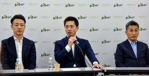 来春の大阪府知事選に出馬する方針を表明した日本維新の会の吉村代表(中央)=17日午後、大阪市中央区