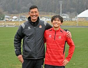 笑顔で写真に納まるサッカーJ3福島の村上力己選手(右)と寺田周平監督=2月、福島市
