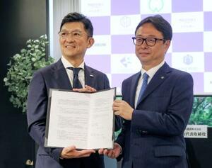 新会社の社長に就く陰山正弘氏(右)と、みずほ銀行の足立龍生共同部門長=23日午後、東京都千代田区