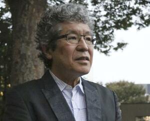 取材に応じる社会学者の大沢真幸さん