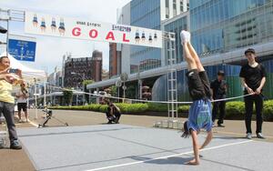 ３部門でタイムを競った逆立ち競争＝6月15日、長岡市大手通