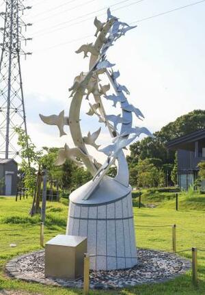 京都アニメーション社員や遺族ら有志が京都府宇治市に寄贈した碑