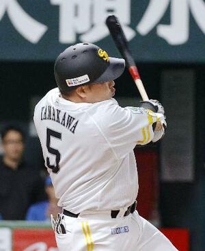 2回ソフトバンク無死、山川が左越えに先制ソロを放つ=みずほペイペイドーム