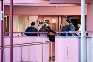 　遺体が見つかった集合住宅を調べる大阪府警の捜査員ら＝１９日午後３時１３分、大阪市浪速区