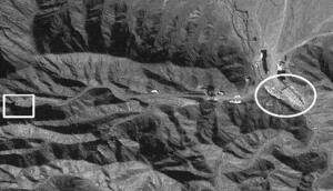 　中国新疆ウイグル自治区ロプノール核実験場の衛星画像。丸囲みは坑道入り口の遮蔽物、四角囲みは撮影時点での坑道掘削の終点＝２０２２年９月（Ｍａｘａｒ　Ｔｅｃｈｎｏｌｏｇｉｅｓ／笹川平和財団提供）