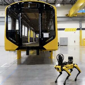 日立製作所の工場で鉄道車両の自動品質検査に活用される犬型ロボット(手前)=8日、米東部メリーランド州(共同)