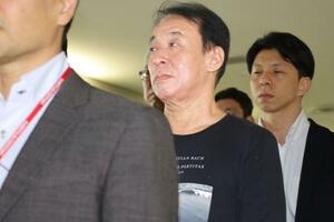 フィリピンから移送された相原久仁雄容疑者(中央)=16日午後、成田空港