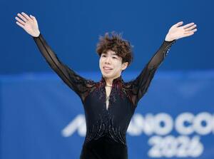 　男子で銅メダルを獲得し、観客席に手を振る佐藤駿＝ミラノ（共同）
