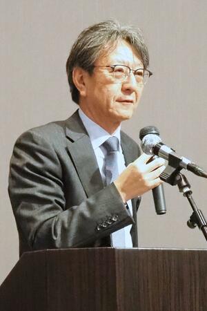 県内の稲作経営者らに堂島取引所について説明する有我渉社長＝新潟市中央区