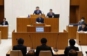 胎内市議会の一般質問で、3選を目指して次期市長選に出馬することを正式表明した現職の井畑明彦さん(中央)=3月6日、胎内市新和町