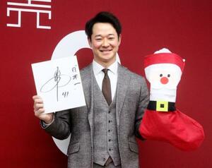 契約交渉を終え、笑顔で写真撮影に応じる巨人の中川=15日、東京都内の球団事務所