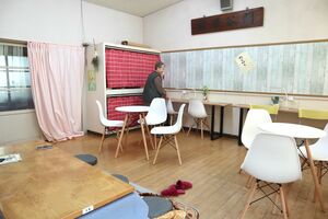 関川る〜むの一室に設けられる「令和関谷学園」の学習室。名前の由来となった関谷学園の看板も掲示されている=関川村大島