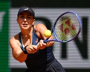 女子シングルス1回戦でプレーするベリンダ・ベンチッチ=パリ(共同)