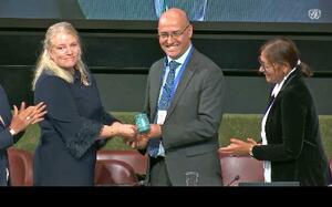 　新議長に選出されたフリオ・コルダーノ氏（中央）＝７日、ジュネーブ（国連の中継から）