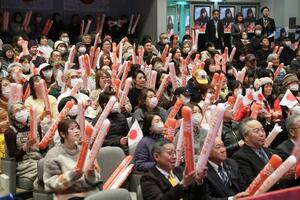 平野歩夢選手を応援しようと多くの市民が集まったパブリックビューイング＝１４日、村上市田端町