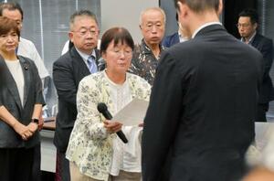 要請書を手渡す「長生炭鉱の水非常を歴史に刻む会」の井上洋子共同代表(中央)=9日午後、東京・永田町の参院議員会館