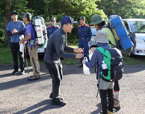 山岳遭難事故の防止を呼びかけた警察、消防の広報活動=8月10日、妙高市杉野沢