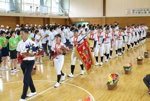 壮行会に臨む新潟産大付高の選手たち=7月31日、柏崎市安田