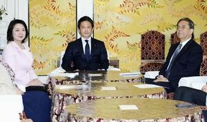 　会談に臨む（左から）公明党の竹谷代表、中道改革連合の小川代表、立憲民主党の水岡代表＝３月、国会
