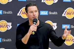 記者会見するNBAレーカーズのレディク監督=25日、エルセグンド(ゲッティ=共同)