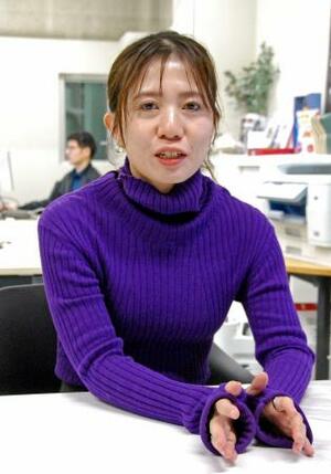 　取材に応じる「ミズエンジニア」の山崎ひとみ代表取締役ＣＥＯ＝１月、東京都千代田区