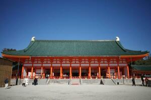 　塗装修理と耐震補強工事が終わった平安神宮の「大極殿」＝１９日午前、京都市左京区