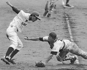 １９７０年８月、大分商と対戦した全国高校選手権の準々決勝で、捕手のタッチをかわして生還するＰＬ学園時代の新井宏昌さん＝甲子園