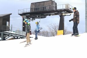 スキー場がオープンし、思い思いに雪を楽しむ来場者=12月21日、佐渡市金井新保